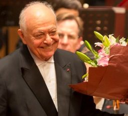 Conductor Lorin Maazel smiles at the audience as he takes his final bow in Shanghai on Chicago Symphony 2013 Asia tour credit Todd Rosenberg