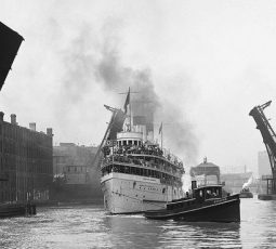 The excursion boat Theodore Roosevelt heads east under the State Street bridge in 1910 credit The Lost Panoramas by Richard Cahan and Michael Williams