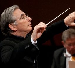 Conductor-Michael-Tilson-Thomas-will-lead-the-Chicago-Symphony-Orchestra-in-Mahlers-Ninth-Symphony.-Stephan-Cohen.