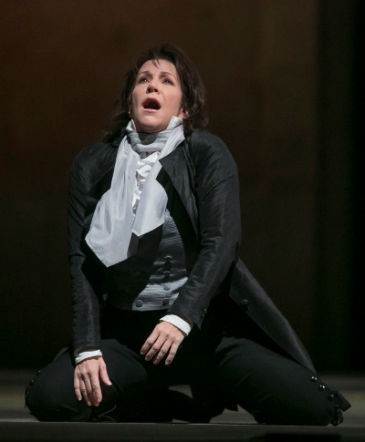 Sesto (Joyce DiDonato) is torn between passion and loyalty in 'La Clemenza di Tito' by Mozart Lyric Opera Chicago (© Todd Rosenberg)