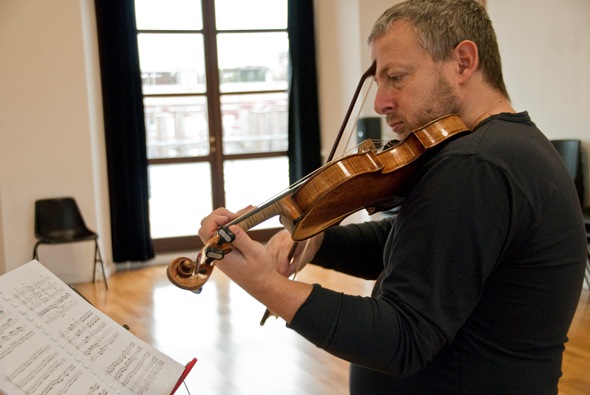 Violinist-conductor Fabio Biondi was the soloist in three Vivaldi concertos.