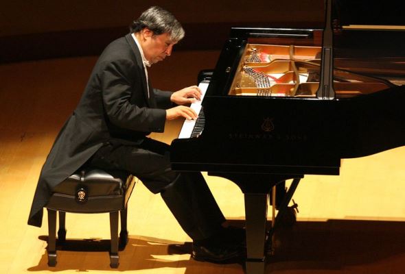 At age 70, Murray Perahia stands among the pianistic lions of our time. 