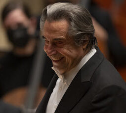 Muti smiles all Beethoven CSO20220114_096 feature img