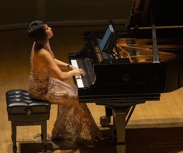 Pianist Yuja Wang delivers an electric recital, then makes it a party ...